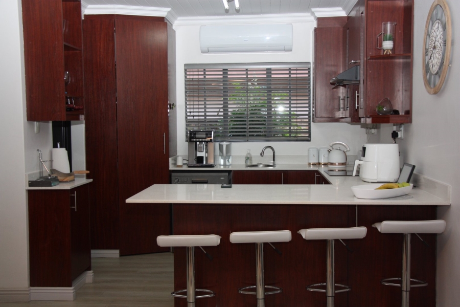 5 Bedroom Property for Sale in Langenhovenpark Free State